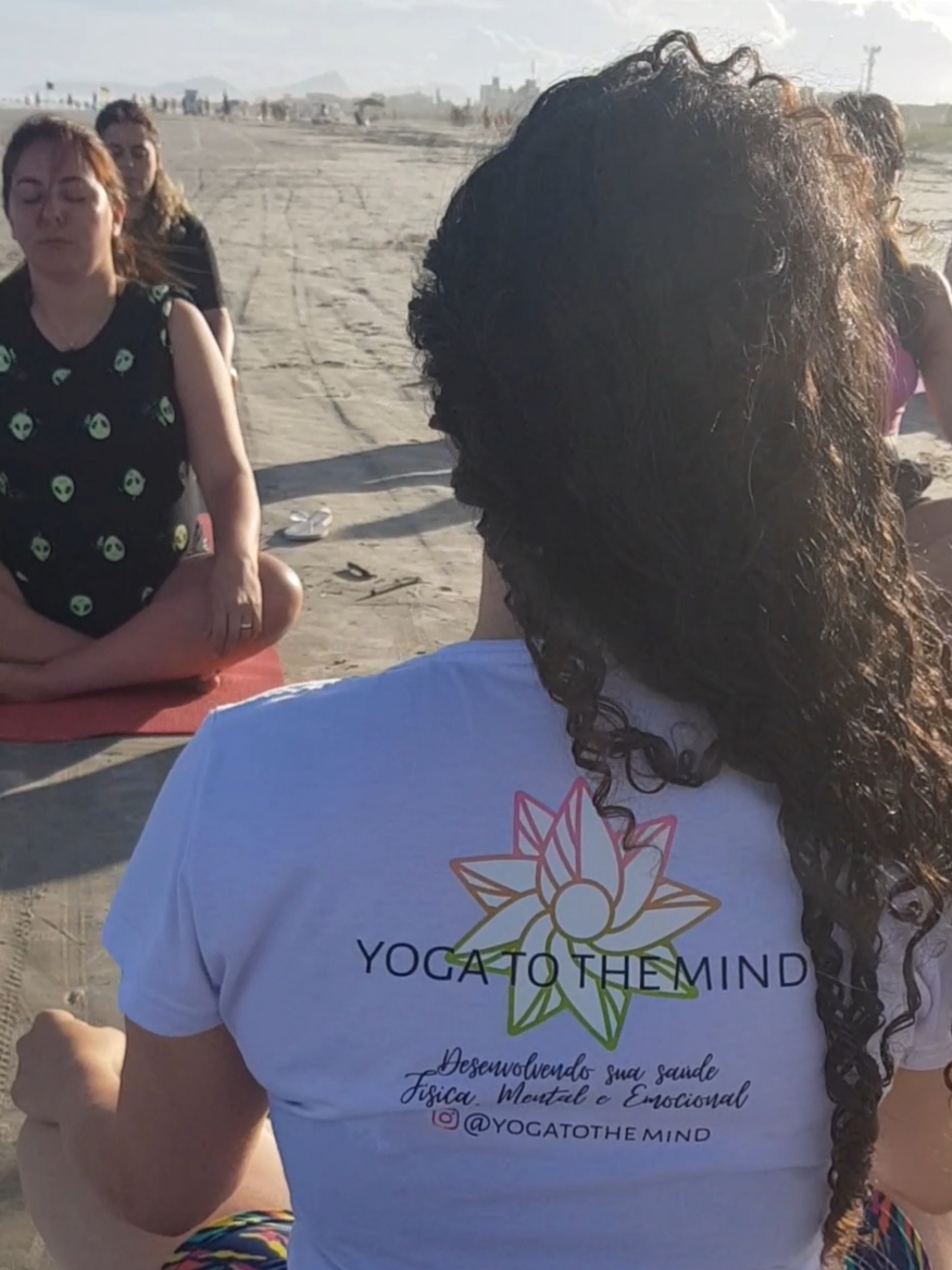 Saori praticando yoga - Flexibilidade e equilíbrio